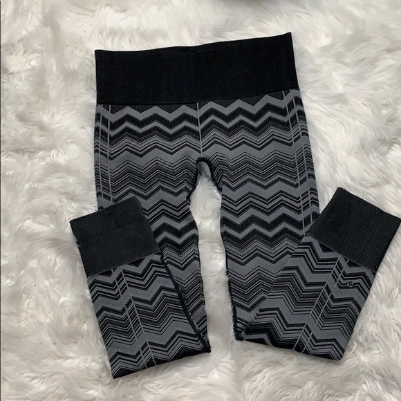 Lululemon Ebb to Street Pant Black/Gray Chevron 8 - Picture 4 of 6